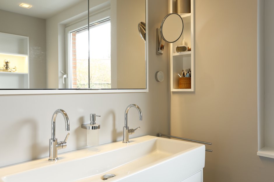 Modernisierung Einfamilienhaus Sasel Bad Waschtisch Spiegelschrank